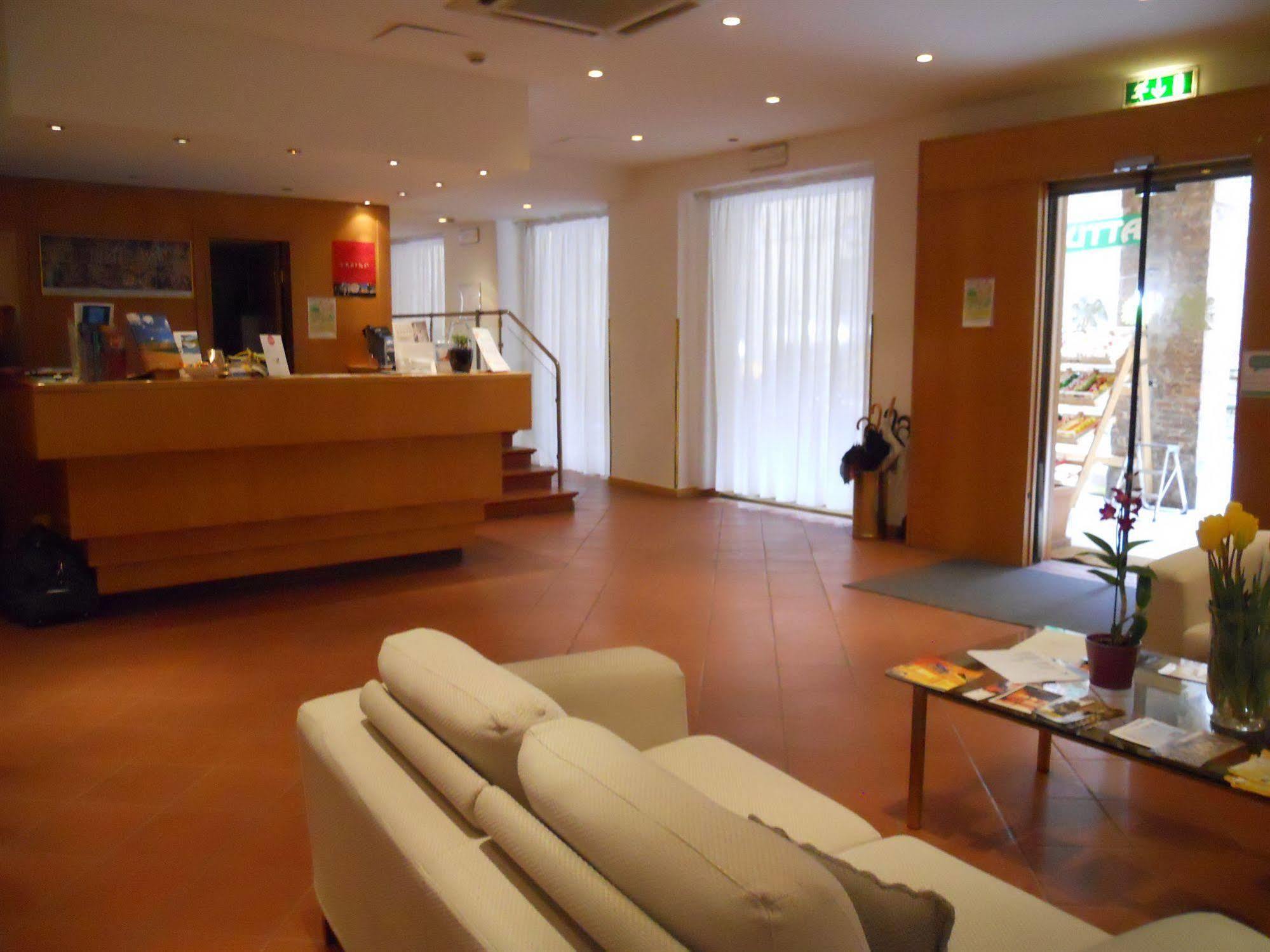 Albergo Italia Урбино Экстерьер фото