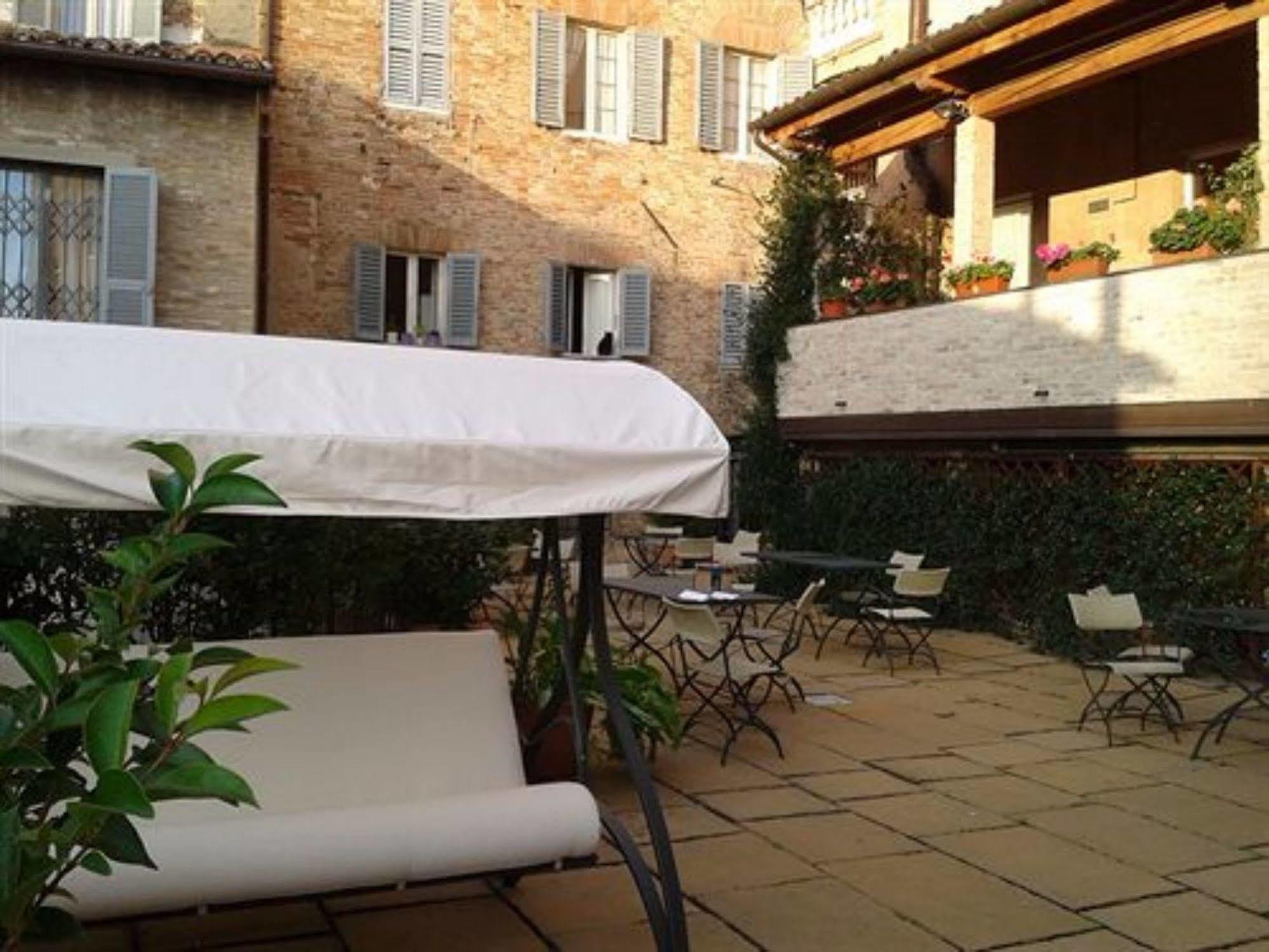 Albergo Italia Урбино Экстерьер фото