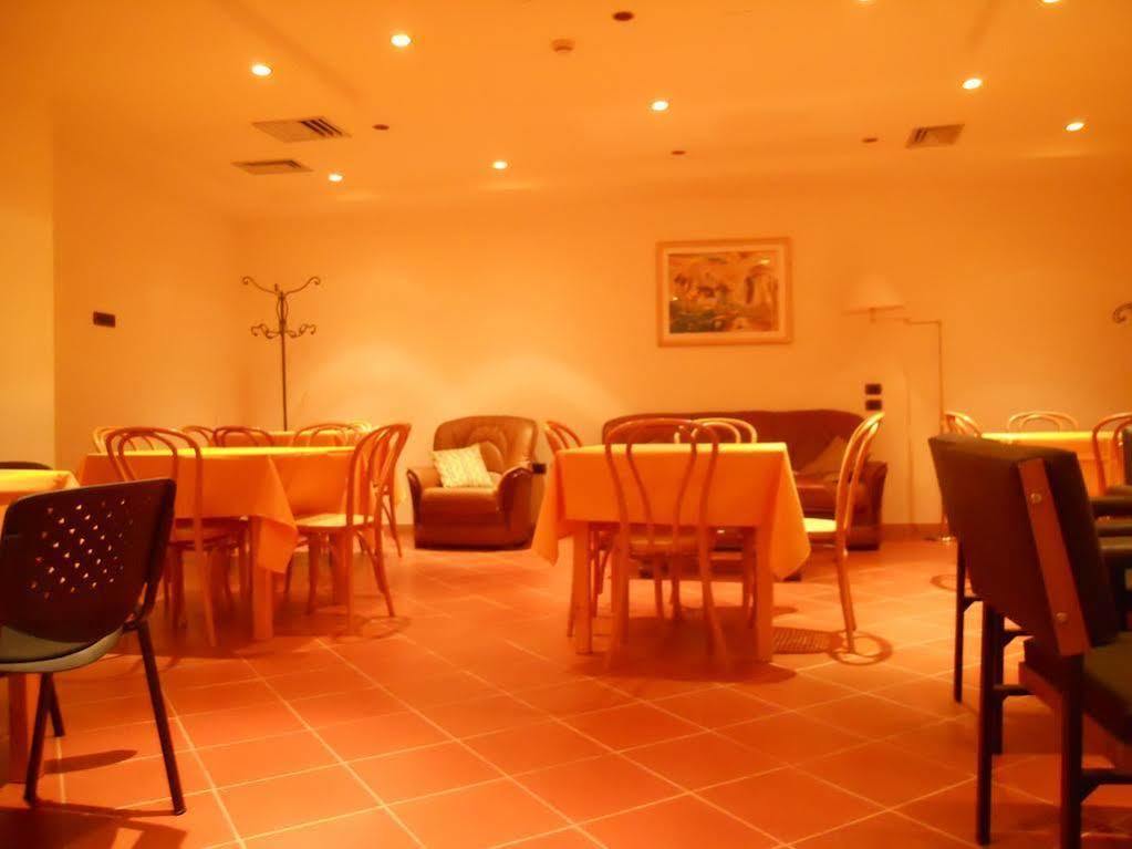 Albergo Italia Урбино Экстерьер фото